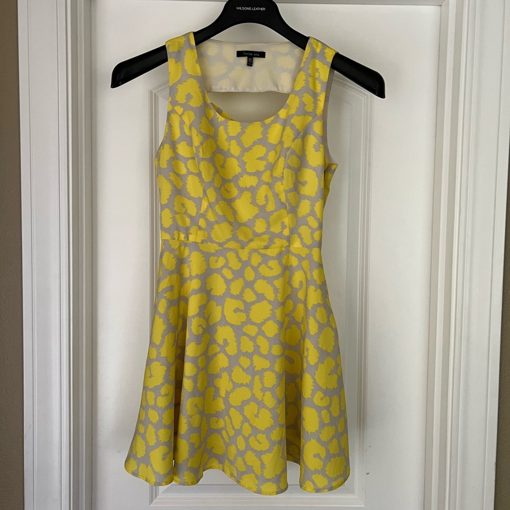 Yellow and gray sleeveless mini summer dress. Beautiful back. Size XS